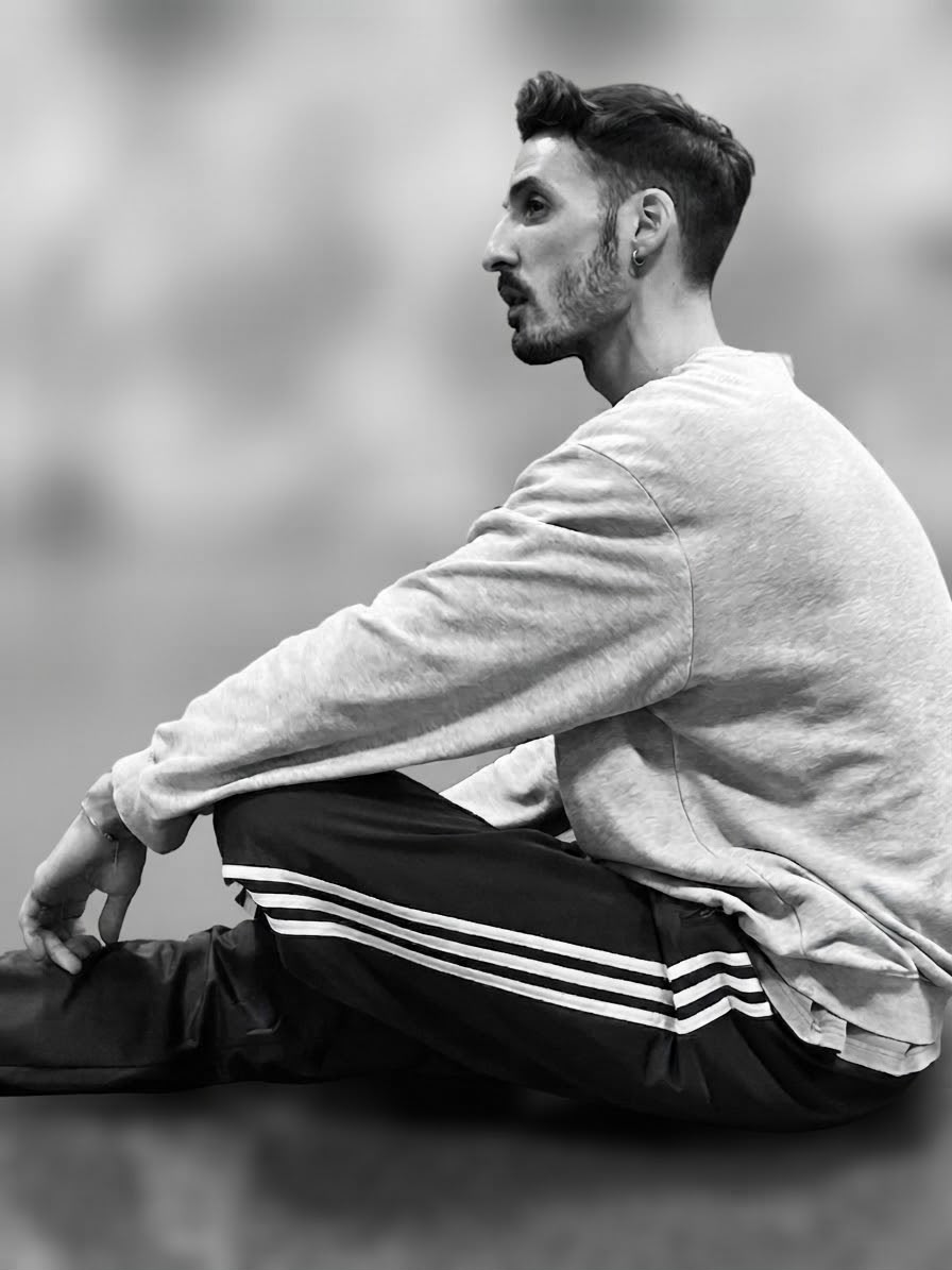 Portrait de Xavier Abella assis au sol en studio
